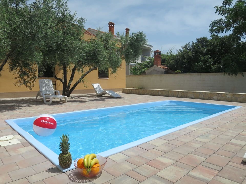 Water, Plant, Swimming Pool, Sky, Cloud, Shade, Tree, Grass, Rectangle, Leisure