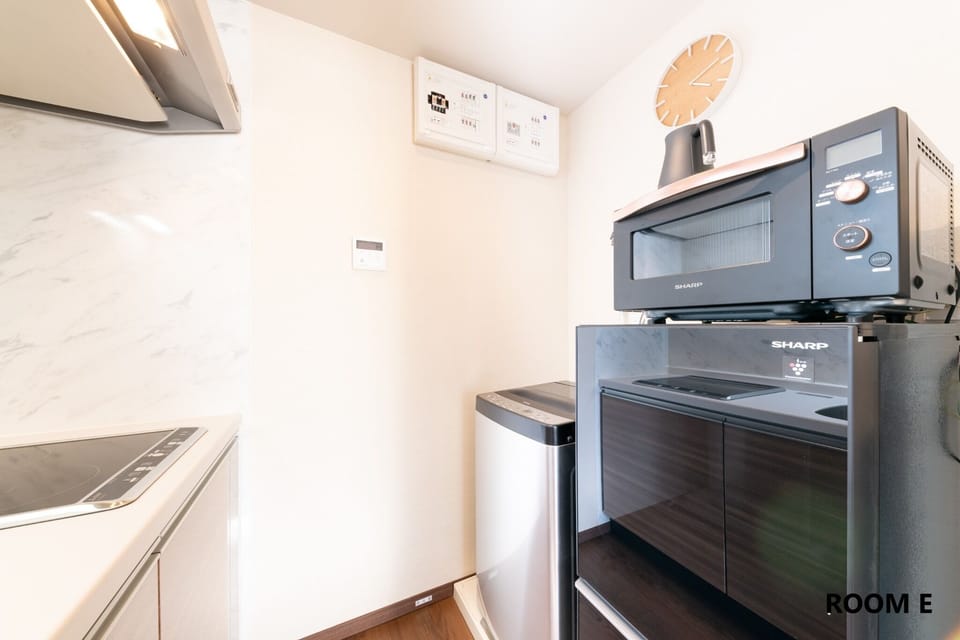 There is a microwave oven with an oven function. * It is not an oven toaster.