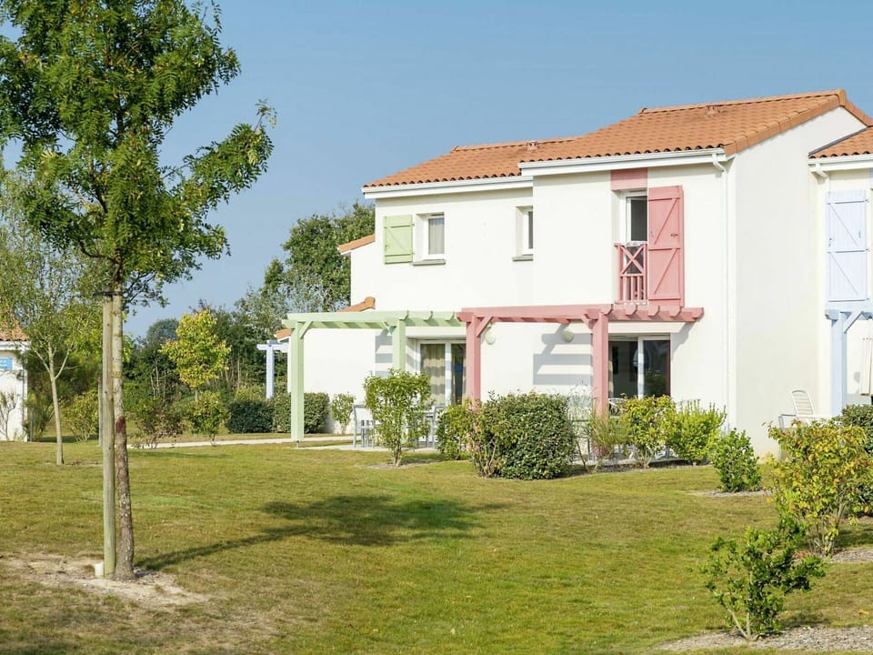 House, Property, Home, Residential Area, Building, Real Estate, Neighbourhood, Land Lot, Architecture, Tree
