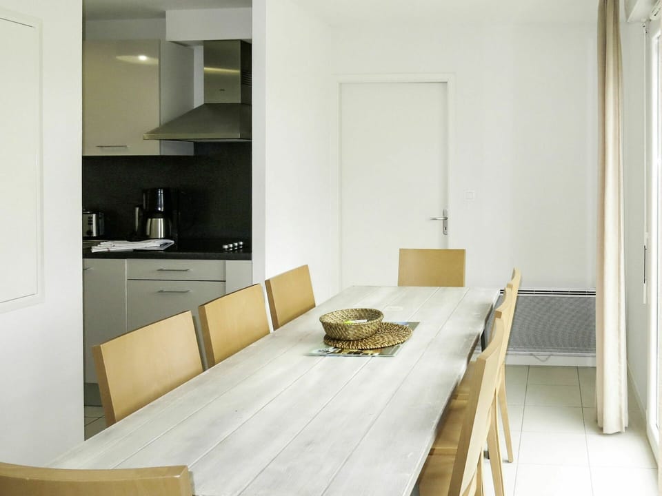 Room, Furniture, Interior Design, Property, Floor, House, Table, Building, Living Room, Architecture