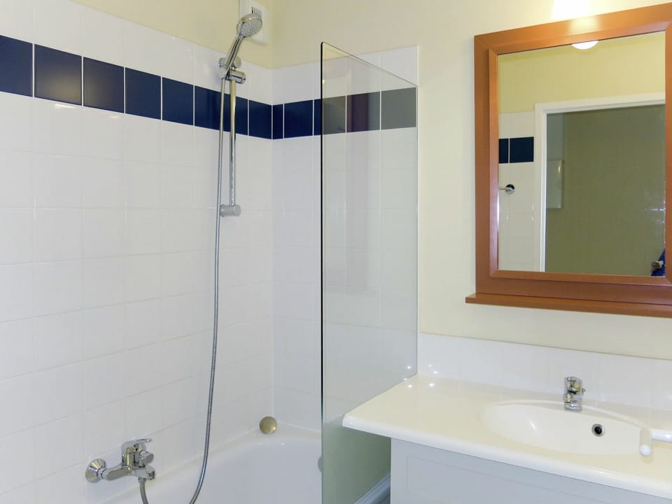 Bathroom, Room, Property, Tile, Wall, Tap, Bathroom Accessory, Shower Bar, Plumbing Fixture, Interior Design