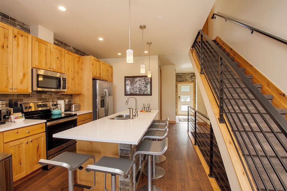 SWP 286 Arrow breakfast bar and stairs