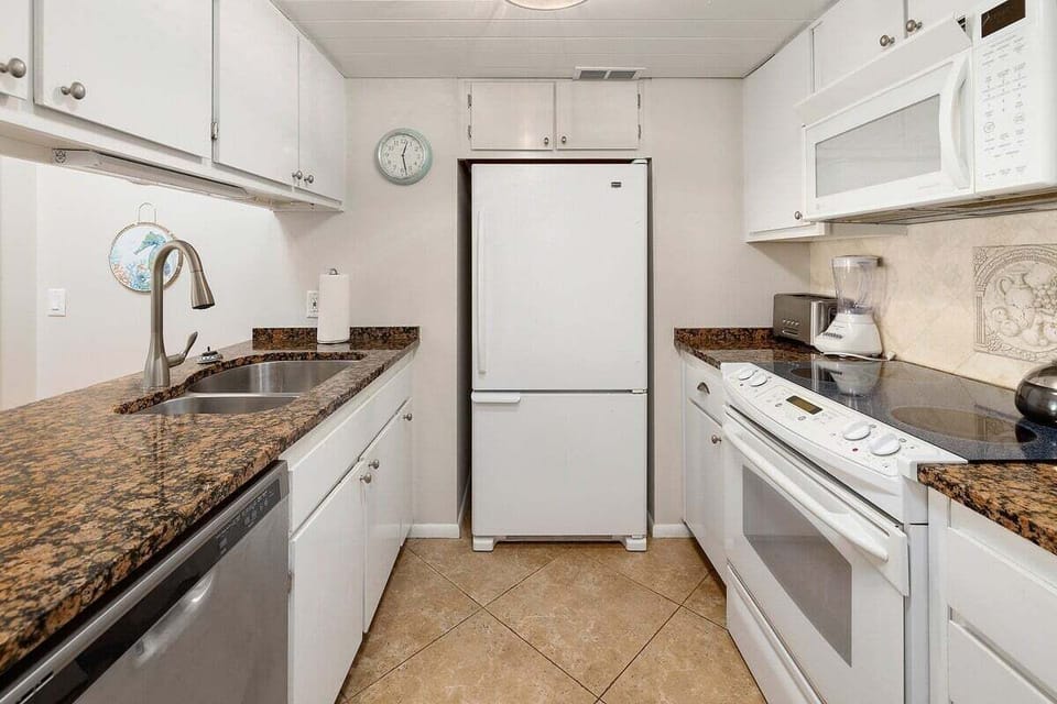 Shipwatch 214 - Kitchen with appliances