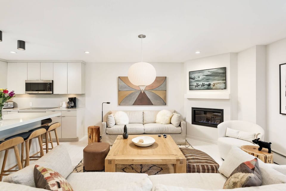 Your group will enjoy relaxing in this cozy living area after a day of exploring all that Snowmass has to offer.