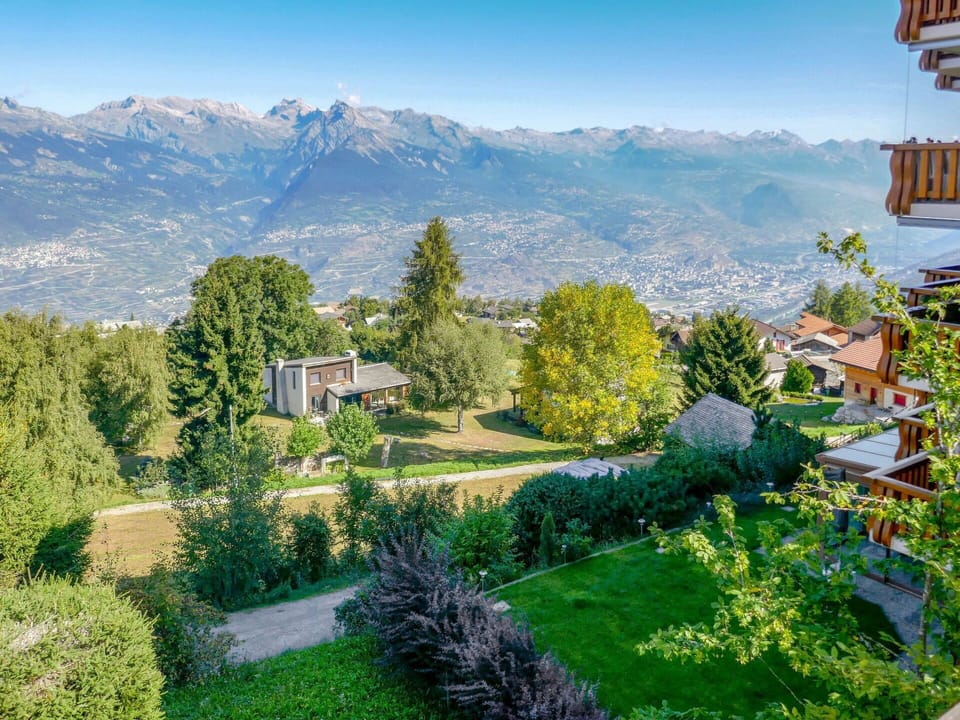 Natural Landscape, Mountain Village, Nature, Property, Mountain, Real Estate, Wilderness, Hill Station, Mountain Range, House