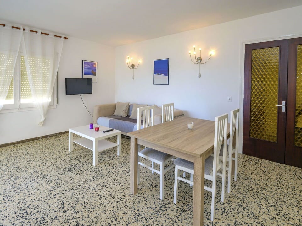 Room, Property, Furniture, Real Estate, Interior Design, Table, Building, Floor, House, Ceiling