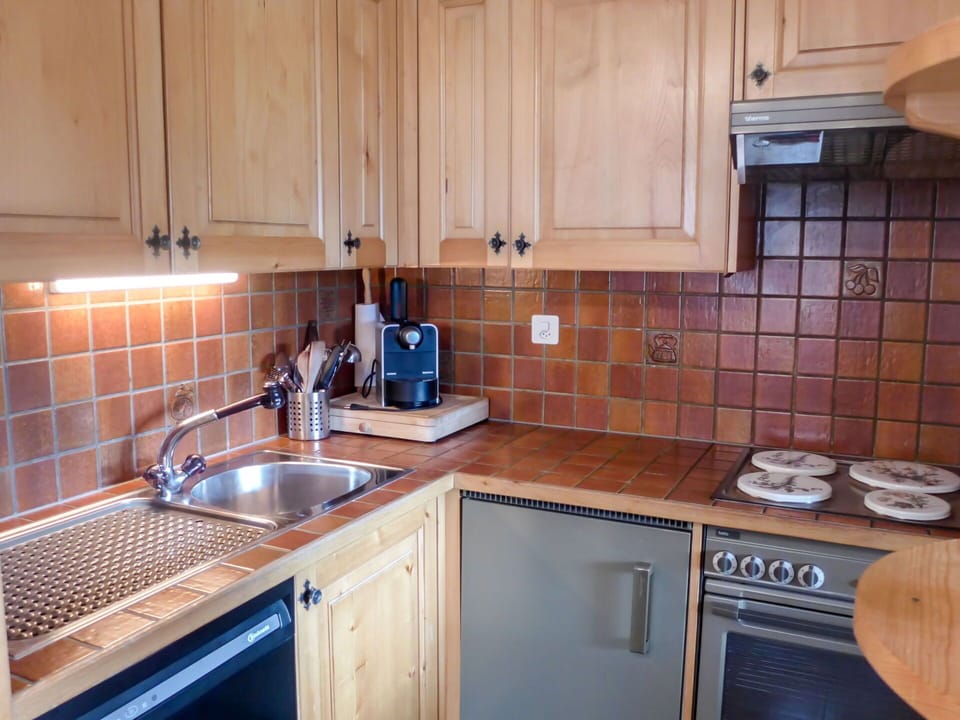 Countertop, Kitchen, Cabinetry, Room, Property, Furniture, Sink, Building, Tile, Home
