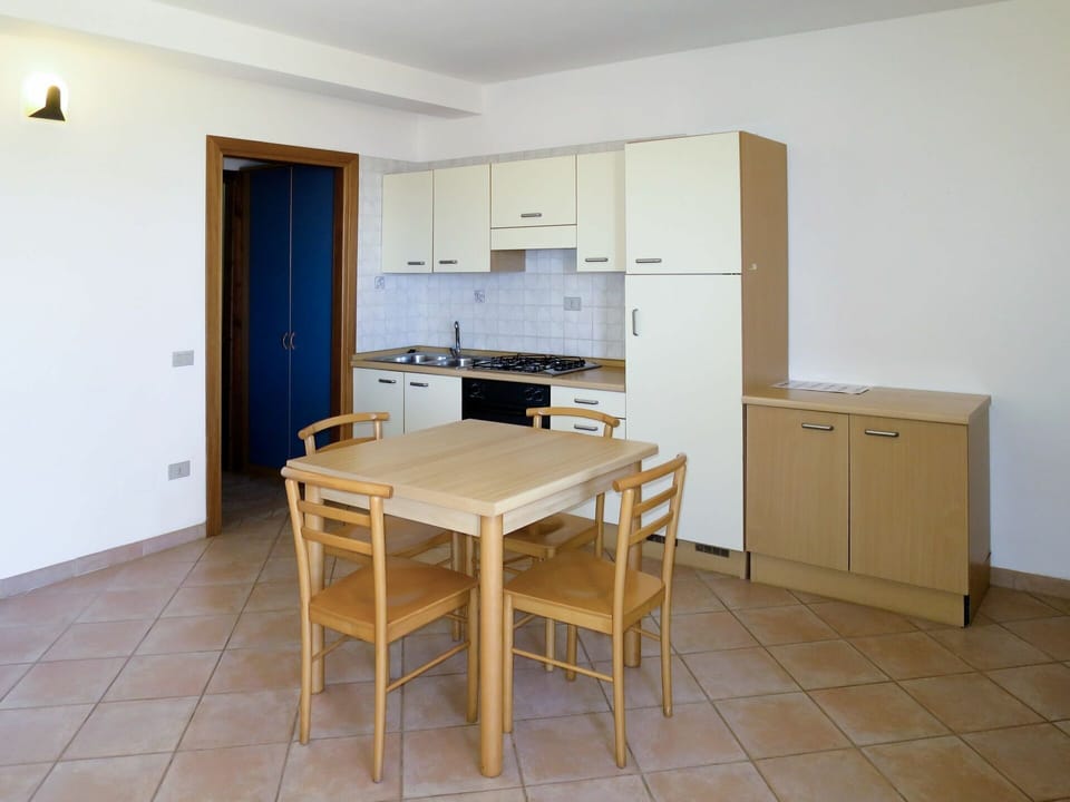 Room, Property, Furniture, Floor, Building, House, Interior Design, Table, Real Estate, Kitchen