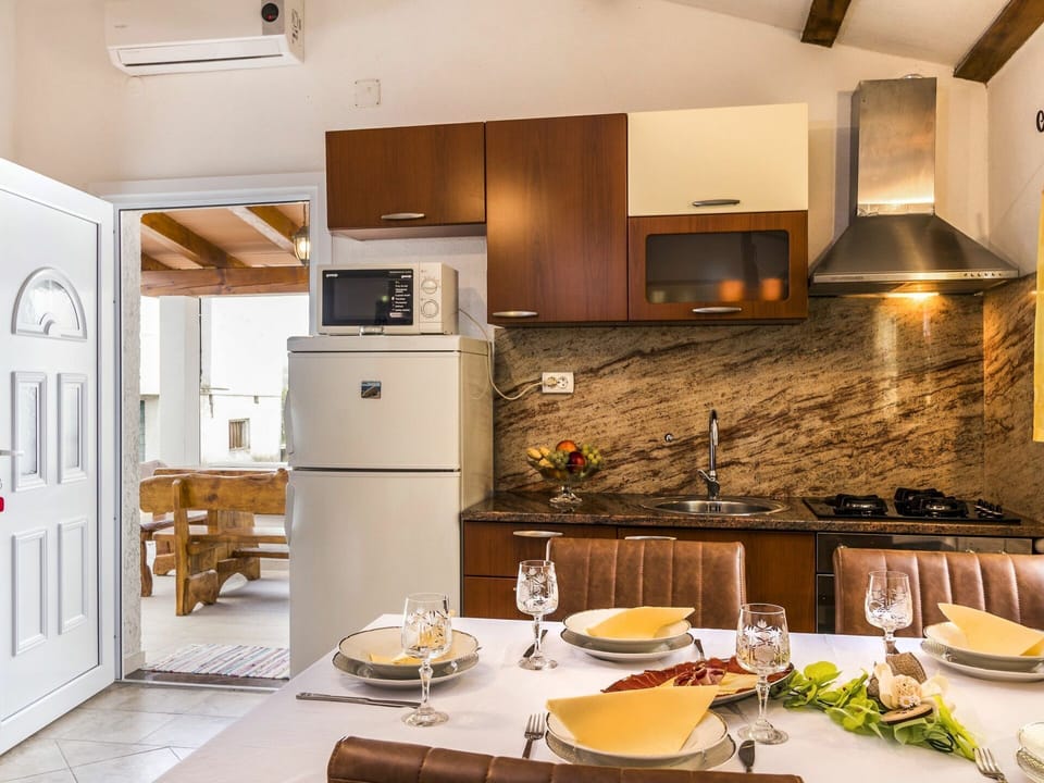 Countertop, Cabinetry, Room, Kitchen, Property, Furniture, Interior Design, Ceiling, Building, Yellow