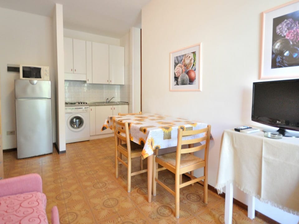 Table, Property, Furniture, Laundry Room, Building, Picture Frame, Interior Design, Wood, Lighting, Flooring