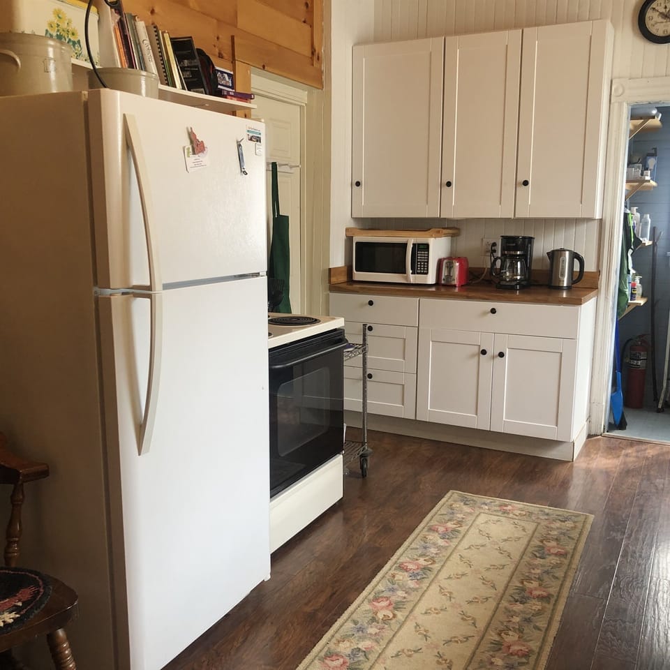 Fully equipped main floor kitchen with side pantry