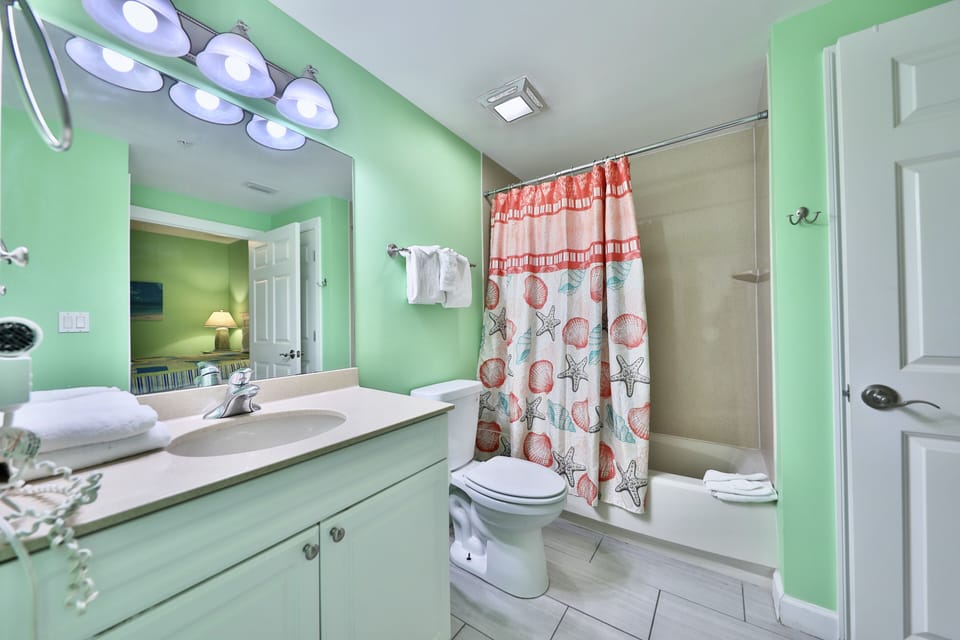 2nd bathroom with shower/tub combo.