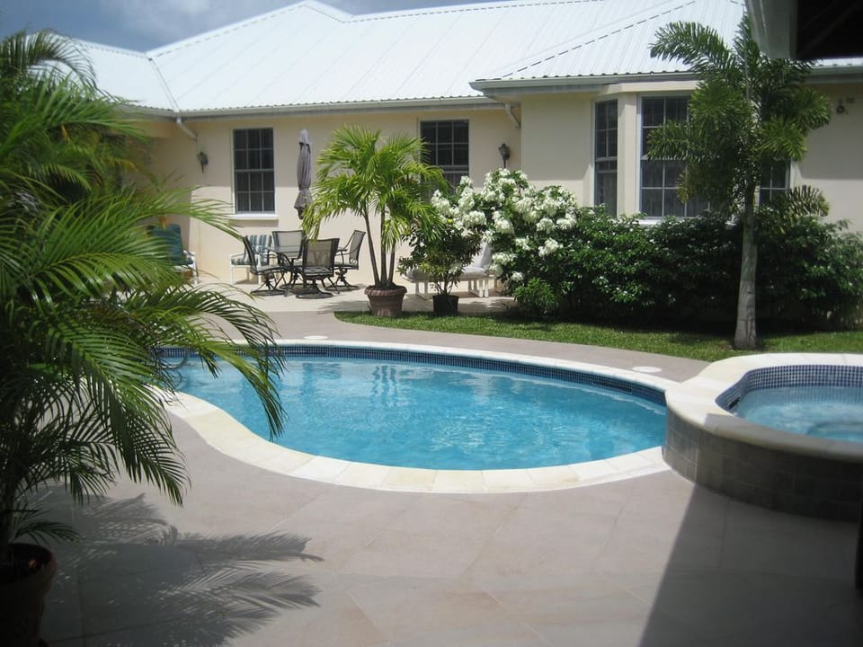 Cottage - View accross pool