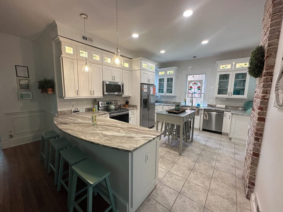 Large Modern Kitchen with all modern amenities, Fully Equipped
