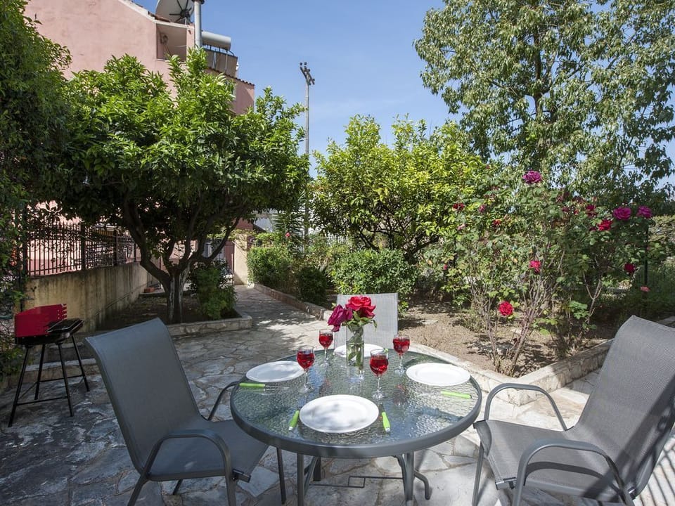Garden, BBQ and outdoor dining