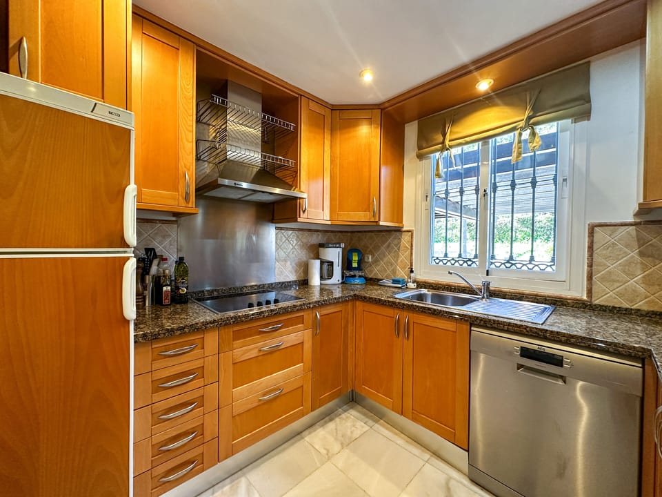 Volledig ingerichte keuken, vernieuwde MIELE oven, micro, vaatwas, frigo