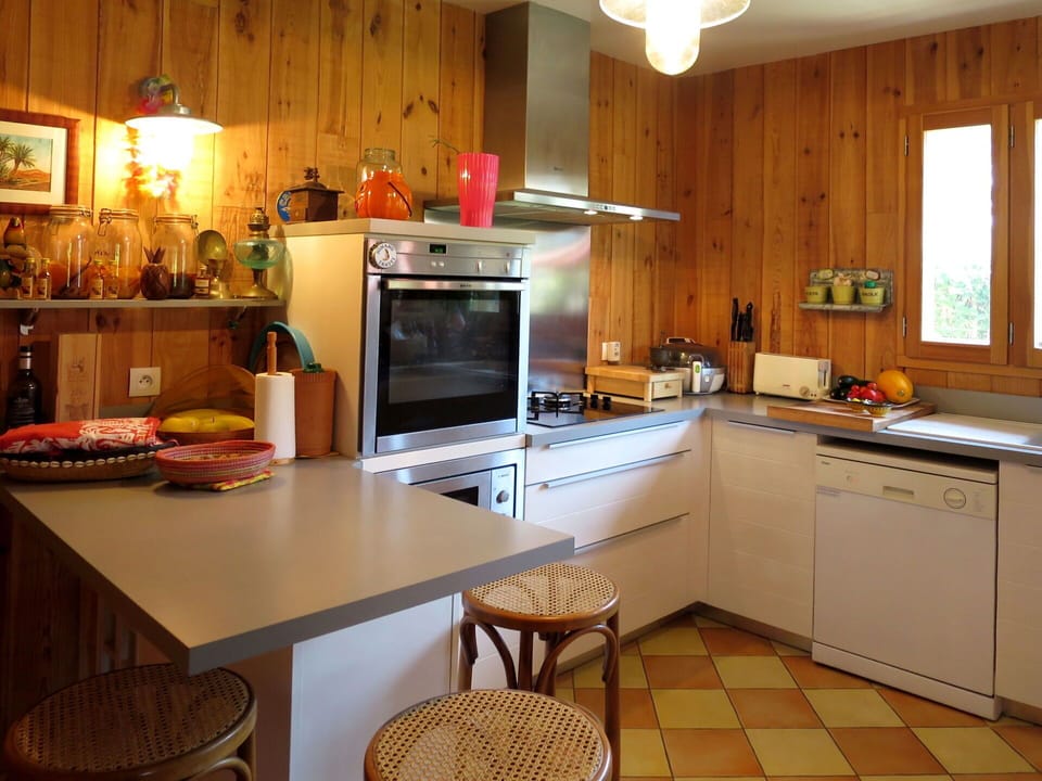 Countertop, Furniture, Room, Kitchen, Cabinetry, Property, Building, Interior Design, Kitchen Stove, Floor