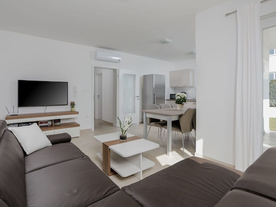 Living Room, Furniture, Room, Interior Design, Property, White, Floor, Building, Table, House