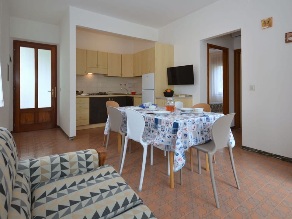 Table, Property, Furniture, Chair, Wood, Interior Design, Architecture, Floor, Flooring, Building
