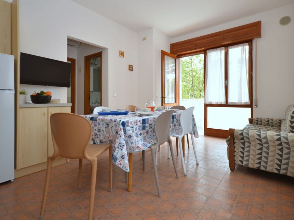 Table, Furniture, Chair, Window, Wood, Interior Design, Tablecloth, Kitchen & Dining Room Table, Floor, Flooring