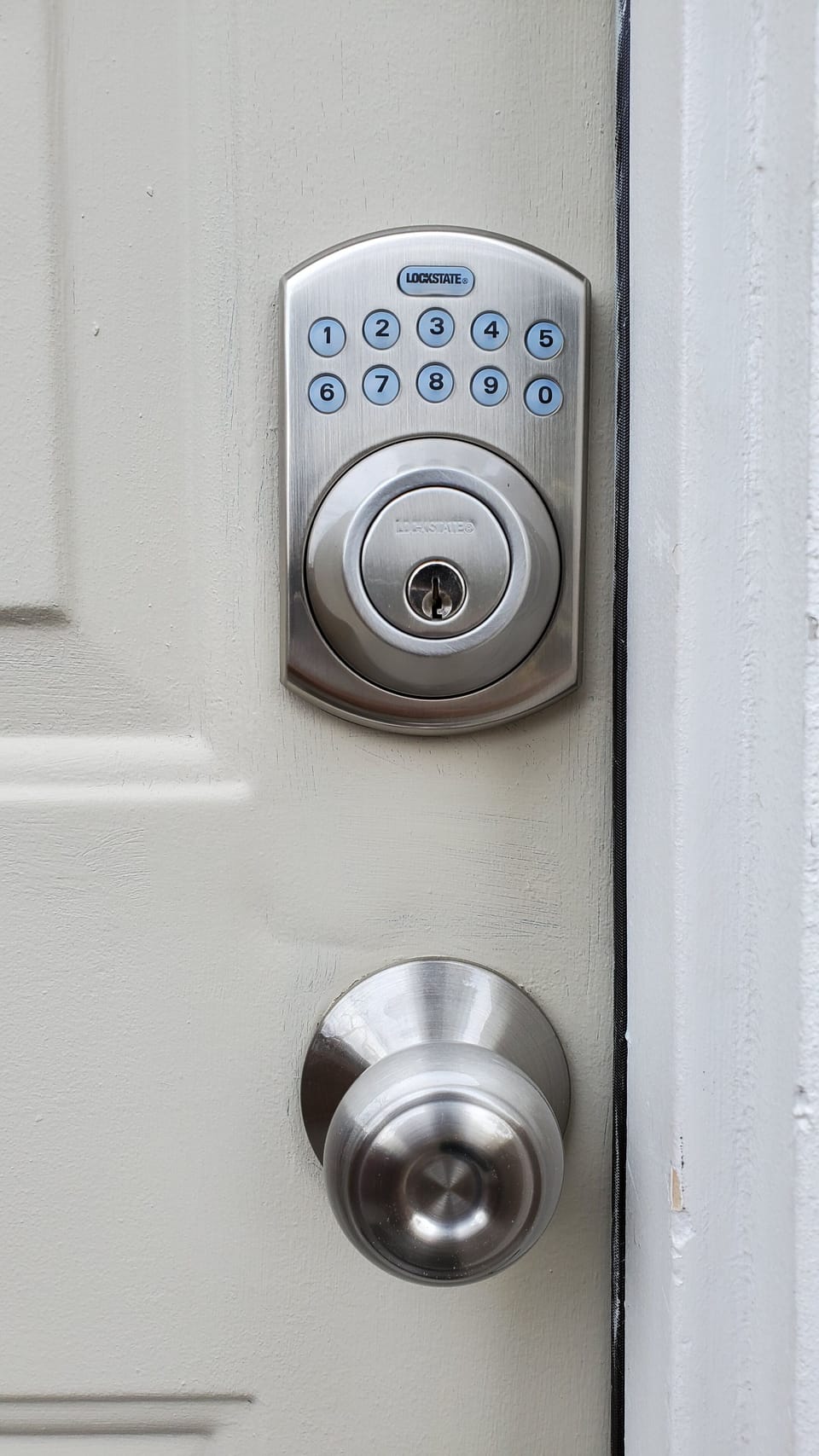 Check-in yourself anytime after 4pm. Enter the code and press "lockstate".