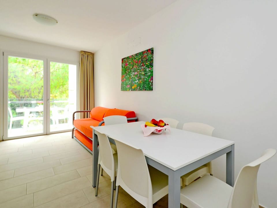 Room, Property, Furniture, Interior Design, Table, Building, Real Estate, House, Dining Room, Floor