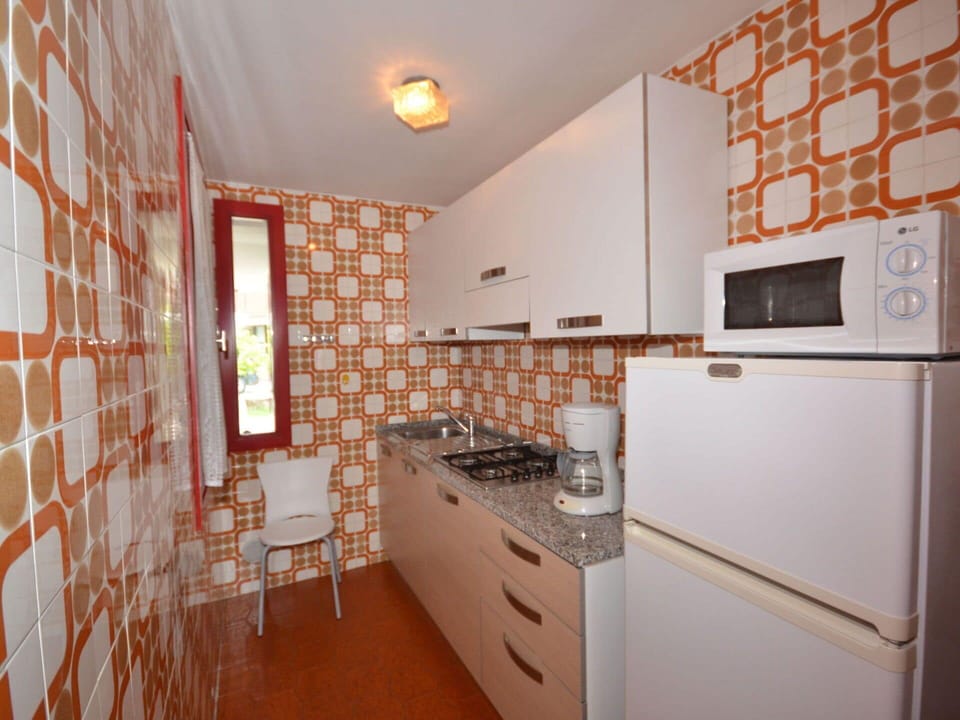 Cabinetry, Property, Furniture, Building, Kitchen Appliance, Wood, Drawer, Countertop, Interior Design, Kitchen Stove