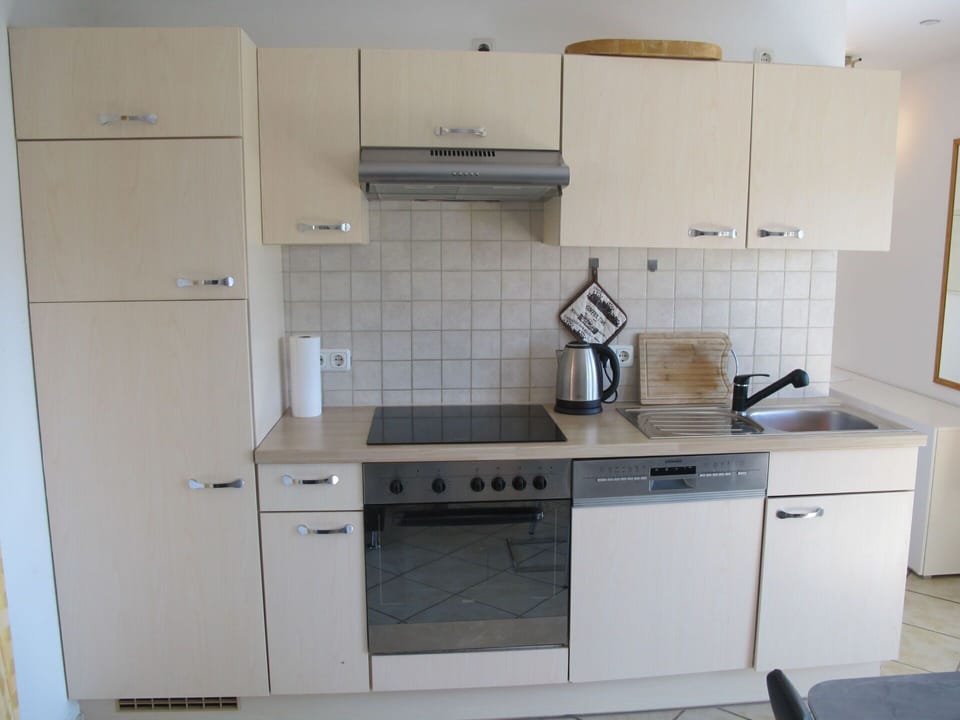 Cabinetry, Kitchen Sink, Property, Sink, Kitchen Stove, Countertop, Kitchen Appliance, Kitchen, Building, Stove
