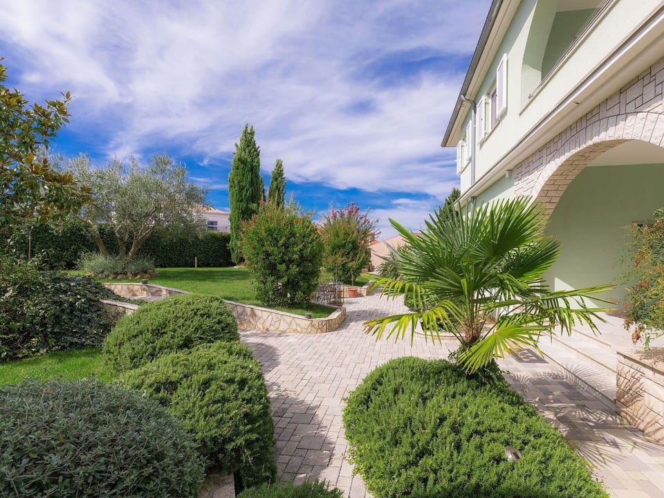 Property, Vegetation, Real Estate, Tree, Grass, Daytime, Natural Landscape, Garden, House, Residential Area