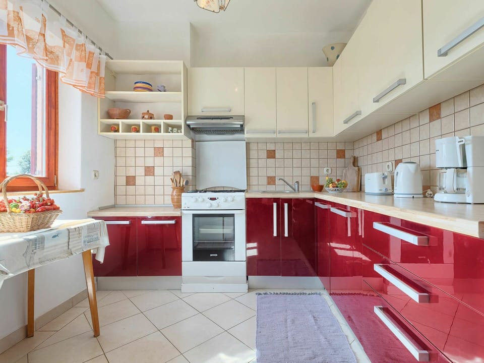 Room, Property, Countertop, Furniture, Kitchen, Cabinetry, Interior Design, Building, Tile, Floor