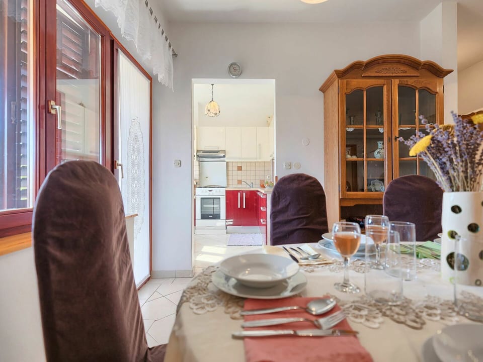 Room, Property, Interior Design, Building, Dining Room, Furniture, House, Table, Real Estate, Home