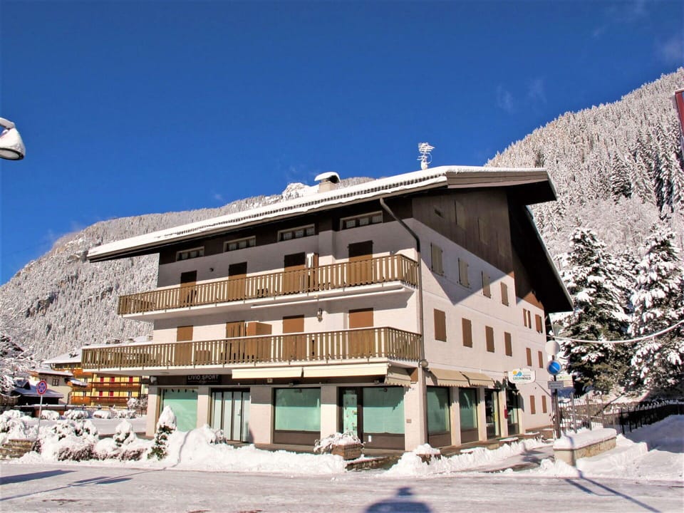 Sky, Building, Property, Window, Azure, Mountain, House, Architecture, Snow, Tree