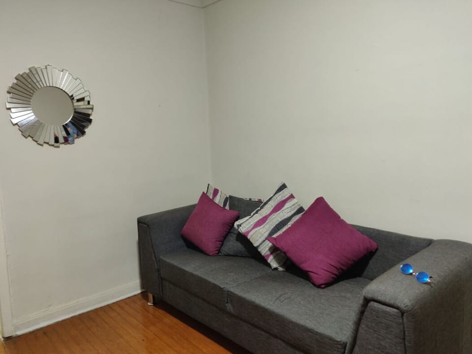 Sala completa 3 sillones en el area de estar, con TV, escritorio, modem wifi 