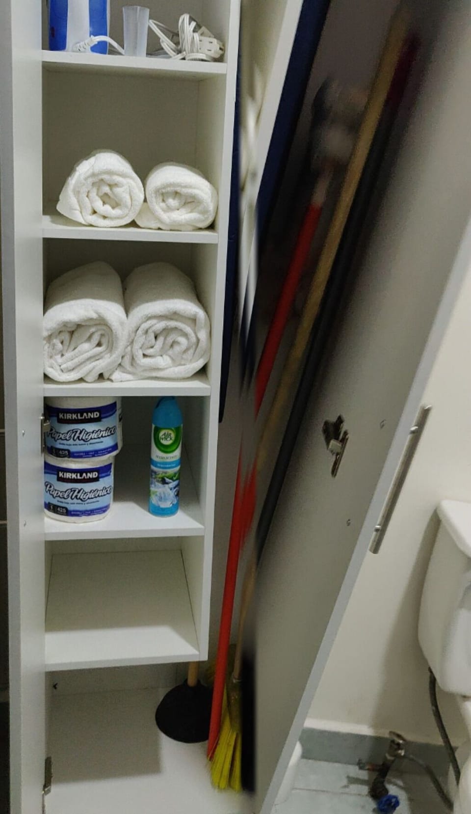 Baño equipado con toallas y amenidades papel, jabon, y equipo de limpieza