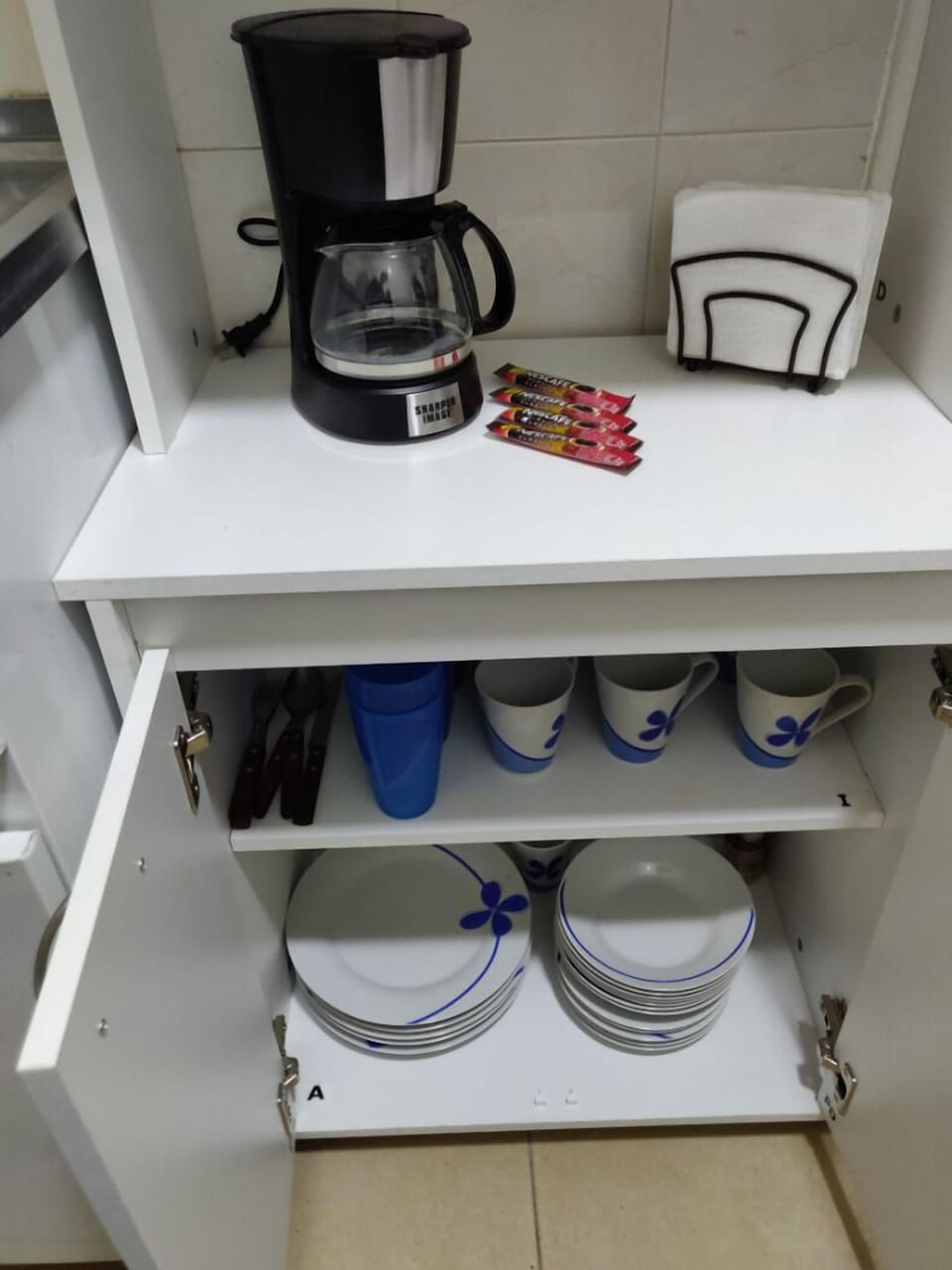 Cocina equipada, cafetera, sartenes, palas, y vajilla