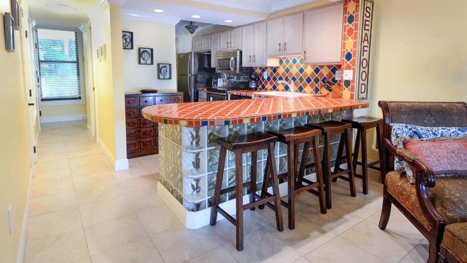 Breakfast Bar and Kitchen - Main Floor