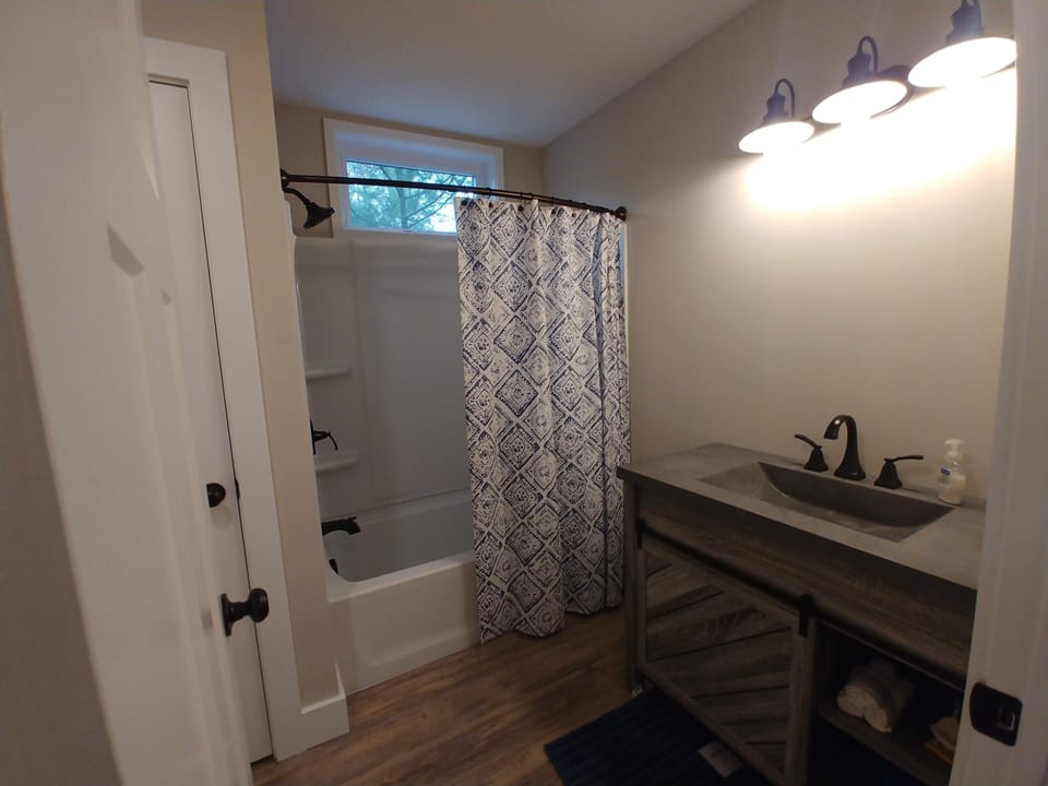 Full bathroom (mirror coming shortly!)
