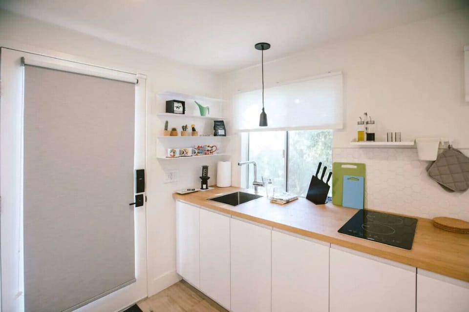 Kitchenette with light cooking capacity