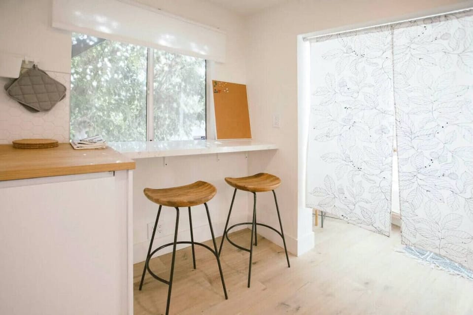 Breakfast bar