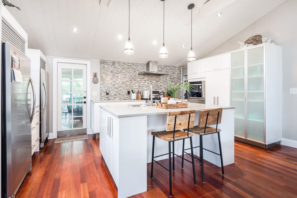 Modern, Commercial Grade Kitchen. Fully Equipped.