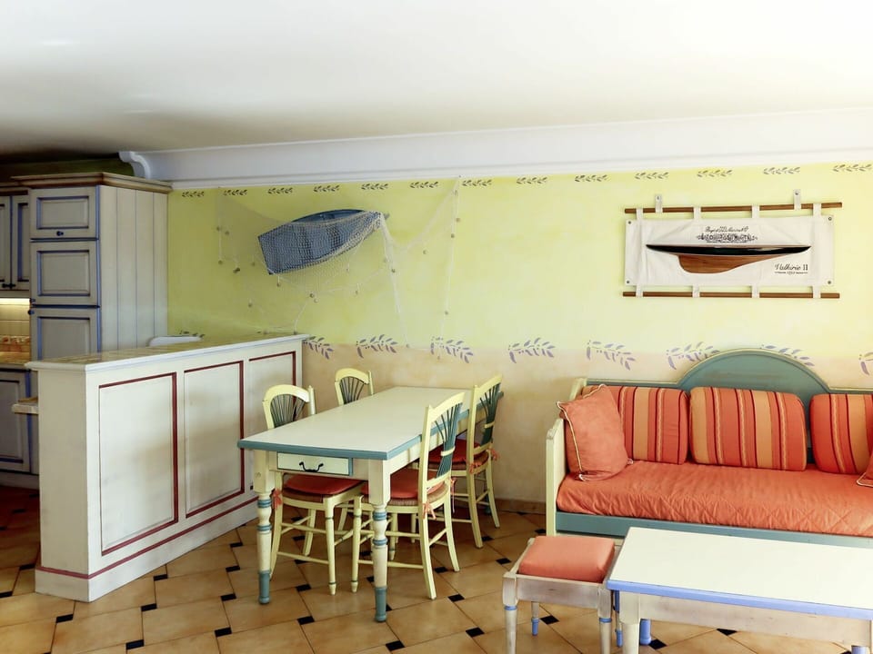 Room, Furniture, Property, Interior Design, Wall, Building, House, Floor, Ceiling, Table