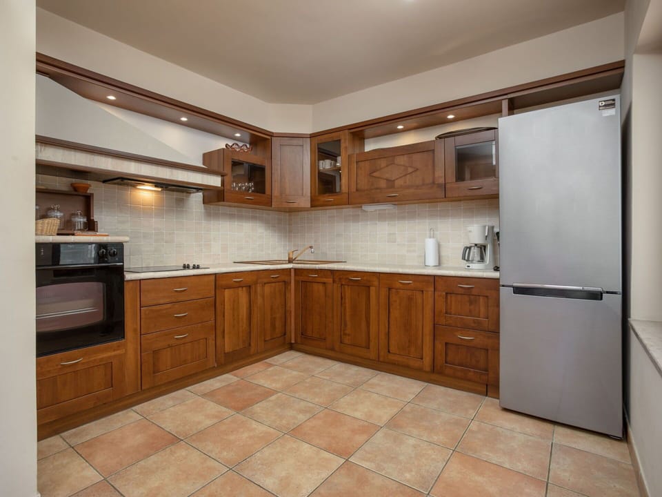 Property, Room, Furniture, Cabinetry, Kitchen, Building, Countertop, Floor, Interior Design, Tile