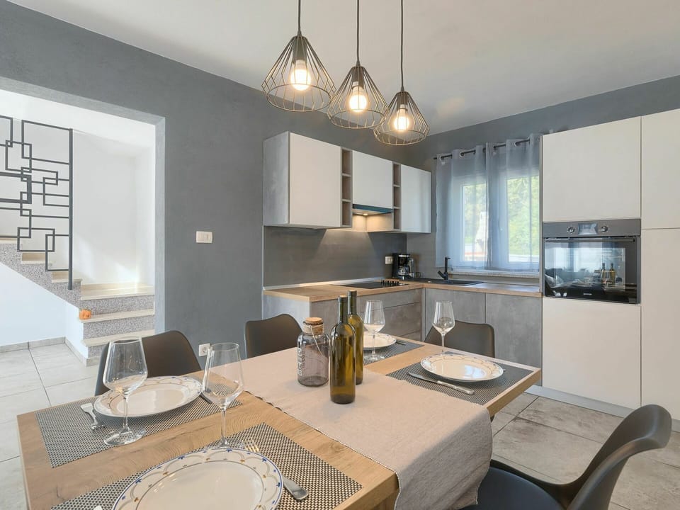 Table, Cabinetry, Property, Furniture, Countertop, White, Tap, Wood, Sink, Kitchen