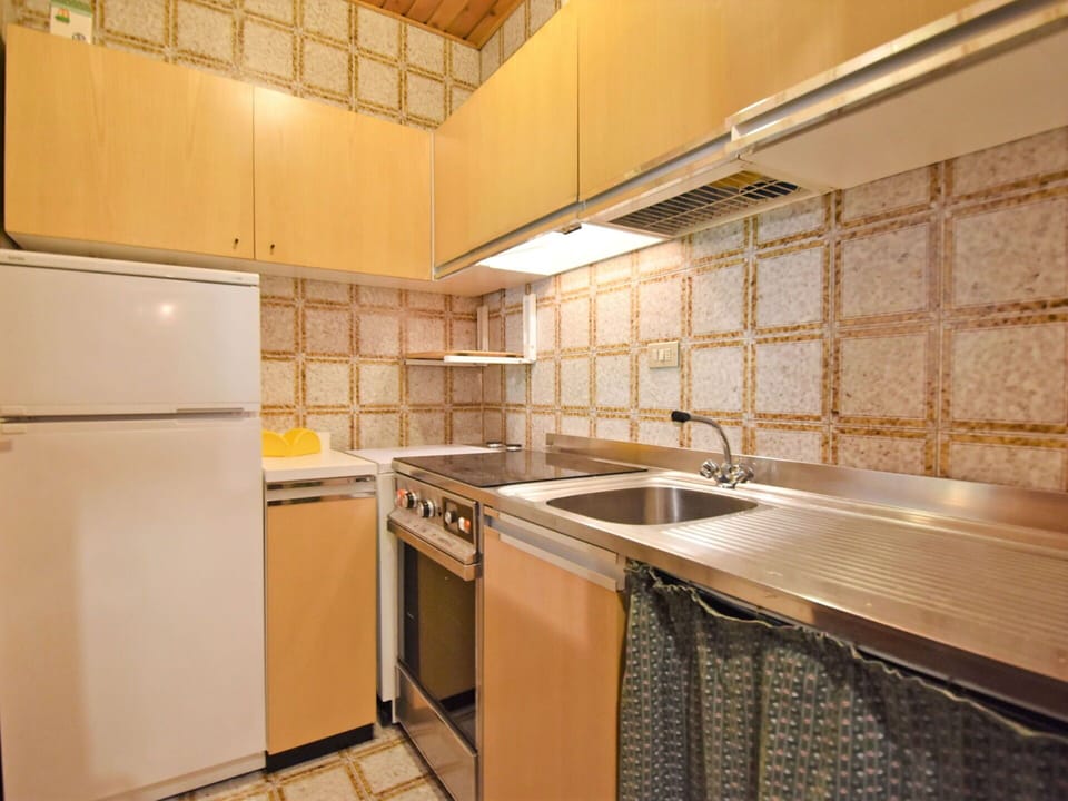 Property, Room, Countertop, Cabinetry, Kitchen, Interior Design, Building, Furniture, Yellow, Tile