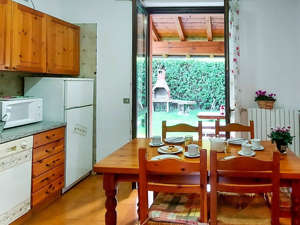 Furniture, Cabinetry, Property, Table, Plant, Chair, Countertop, Building, Wood, Drawer