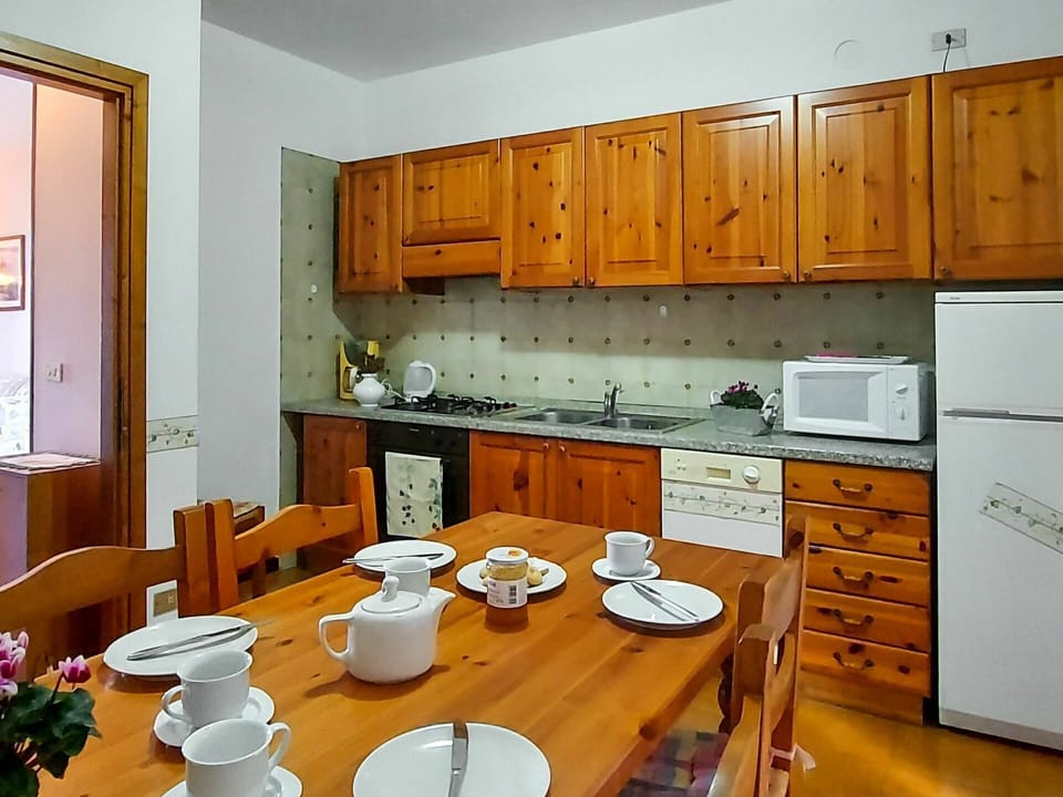 Room, Kitchen, Property, Furniture, Interior Design, Countertop, Cabinetry, Building, House, Real Estate