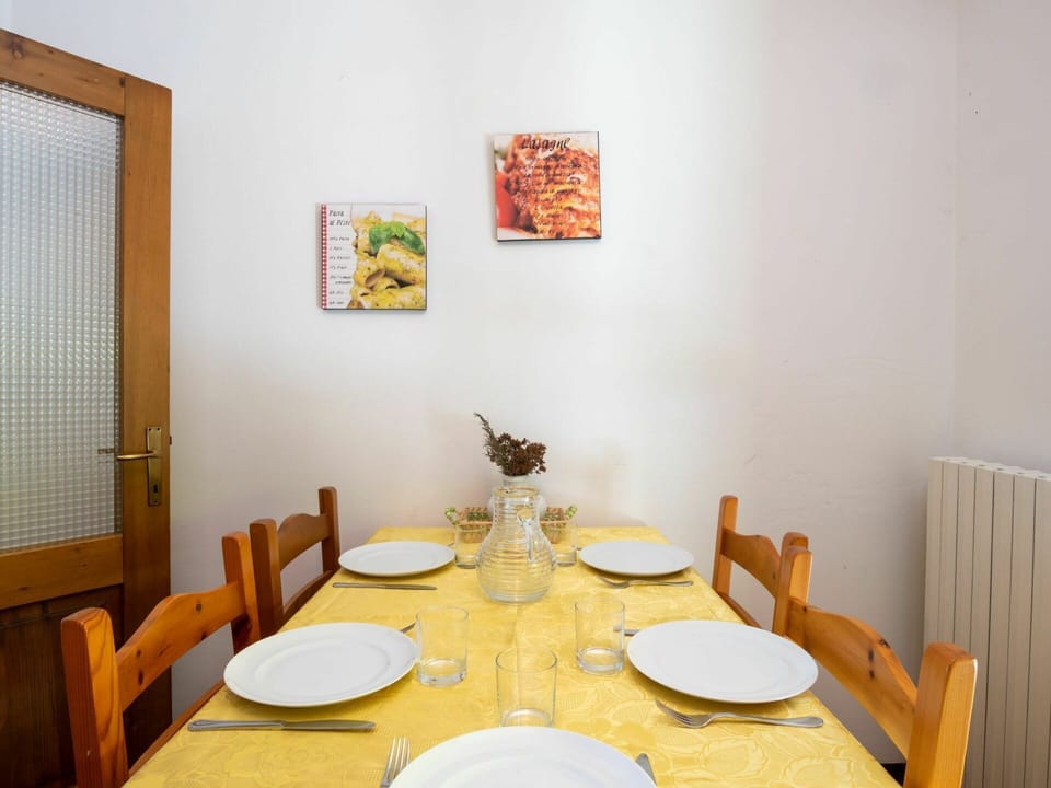 Table, Building, Tableware, Furniture, Property, Dishware, Chair, House, Interior Design, Kitchen & Dining Room Table