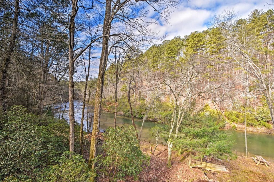 Over 600 feet of riverfront to enjoy.