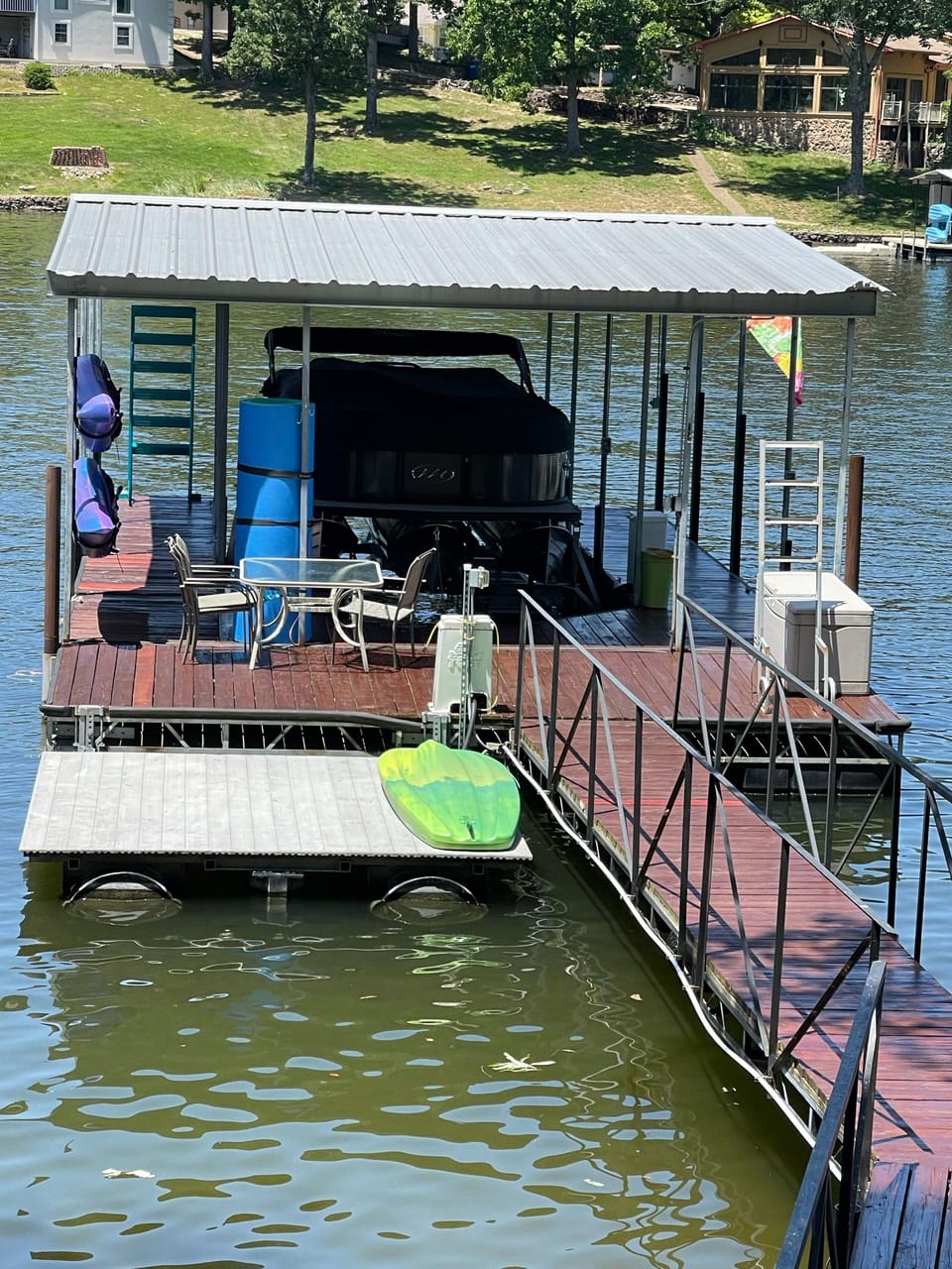 Lakefront home, great location, close to golf courses, the Strip, & restaurants. House in Lake of the Ozarks