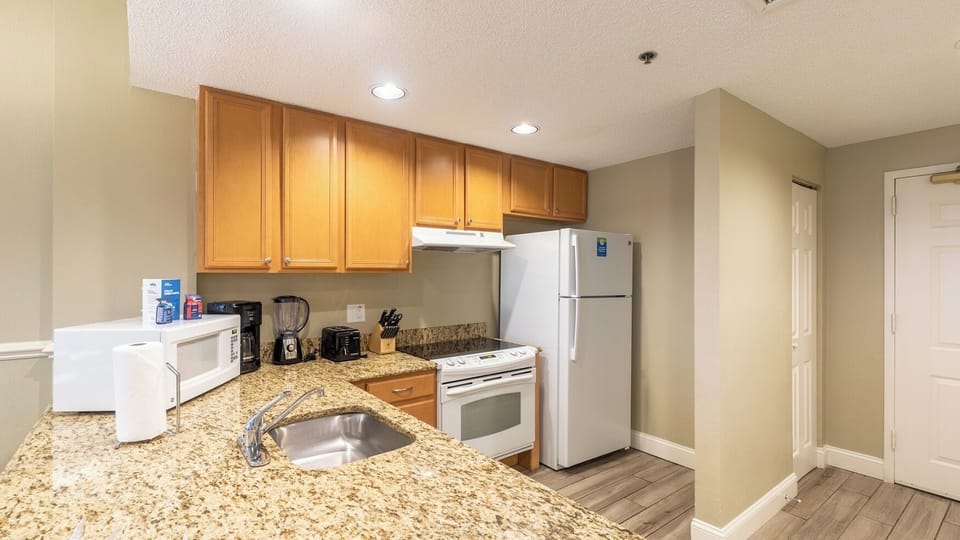 Full Kitchen • Stainless Appliances